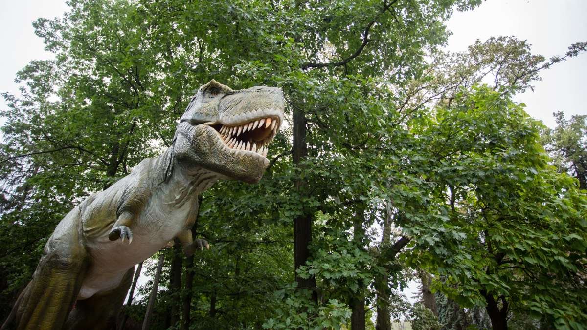 В Киеве на ВДНГ открывается масштабная выставка динозавров: когда и сколько стоят билеты