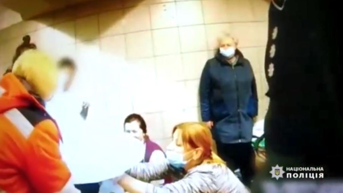 В Киеве на станции метро "Лесная" родила девушка: появилось видео момента