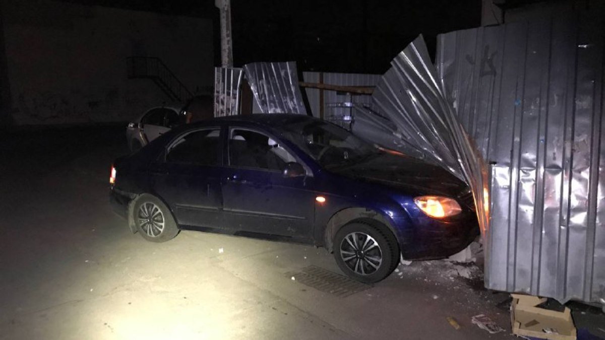 В Киеве на Харьковском пьяный индус влетел в забор