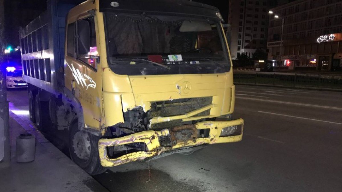 В Киеве на Голосеевской площади у грузовика отказали тормоза и он снес забор на ходу
