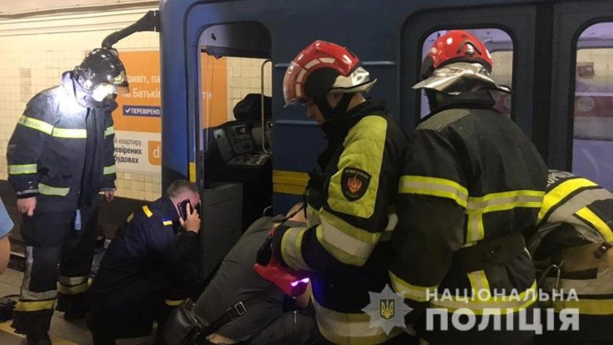 В Киеве мужчина упал под поезд метро: первые подробности инцидента