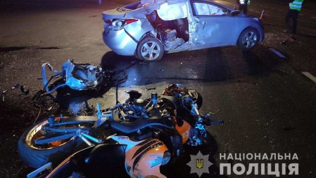 В Киеве на Столичном шоссе Hyundai сбил мотоциклиста: водитель погиб на месте