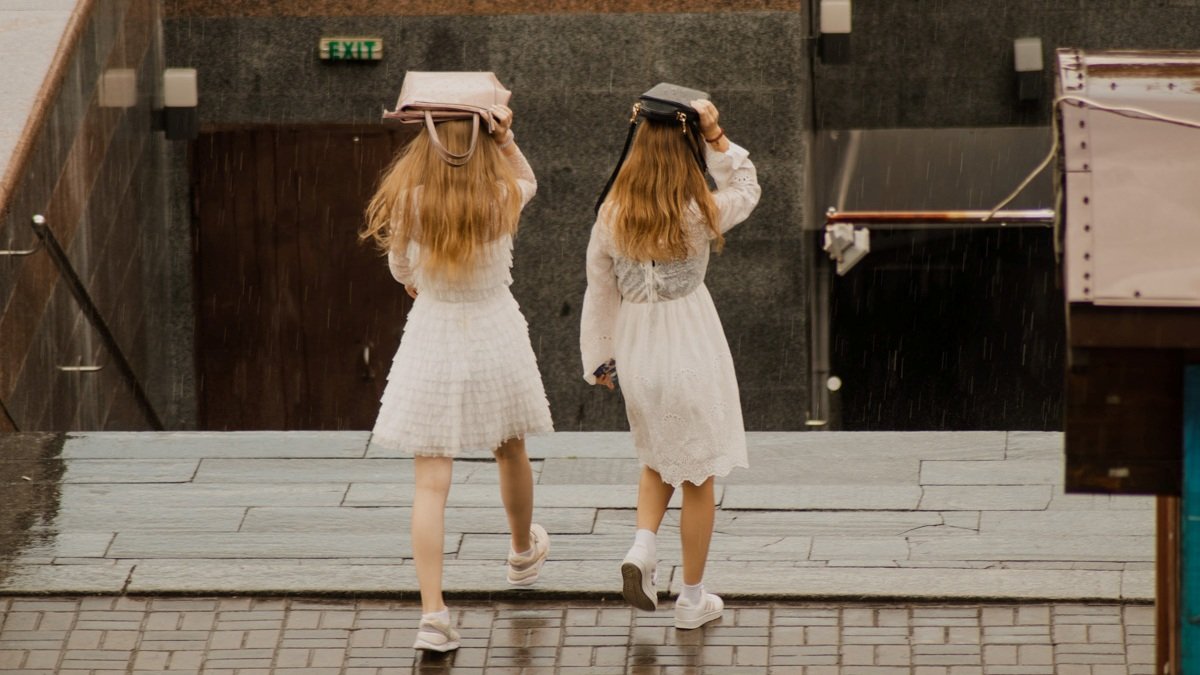 В Киеве весь день опасно ходить на природе группами и носить мокрую одежду