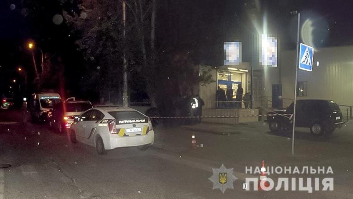 В Киеве мужчина устроил стрельбу возле супермаркета и ранил военнослужащего