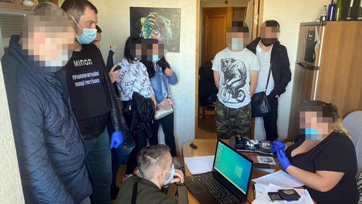 В Киеве мужчина распространял детское порно и предлагал вирт со своей 11-летней дочкой
