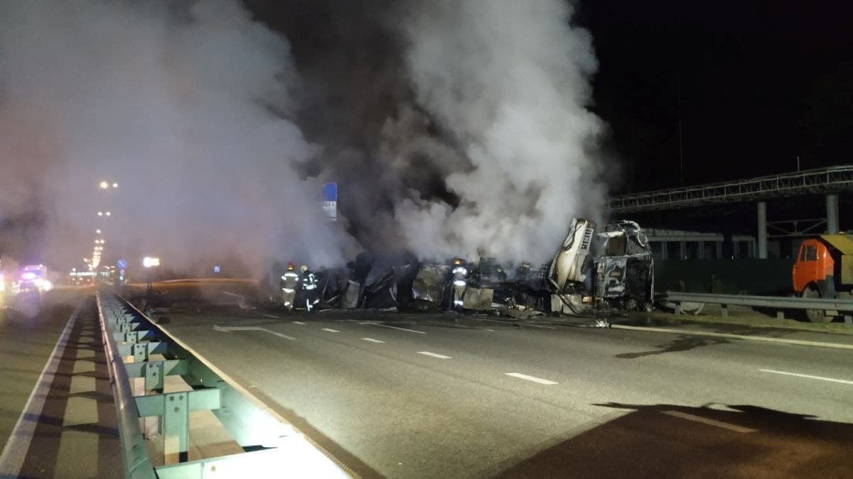 Смертельное ДТП на Брест-Литовском шоссе: видео момента пожара фуры и последствий жуткой аварии