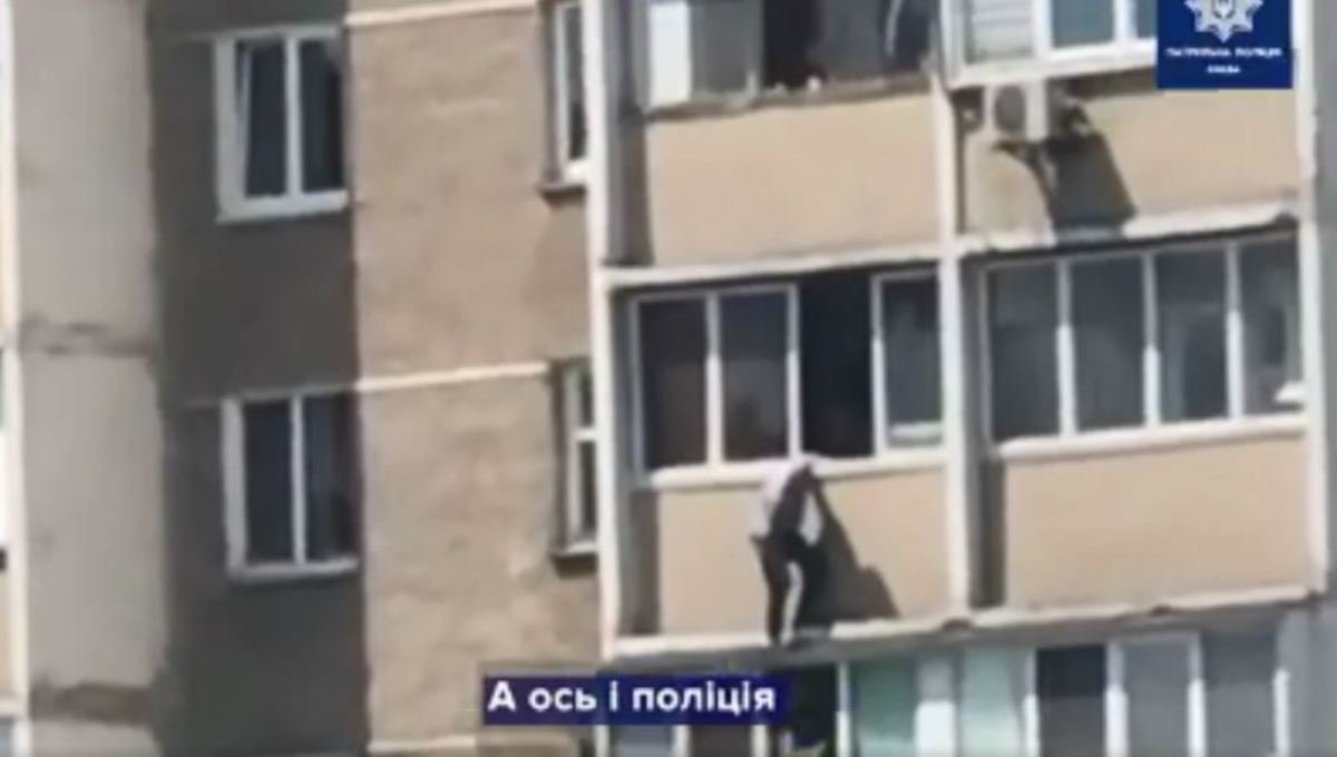 В Киеве мужчина хотел спрыгнуть с балкона 12 этажа: его успели спасти патрульные