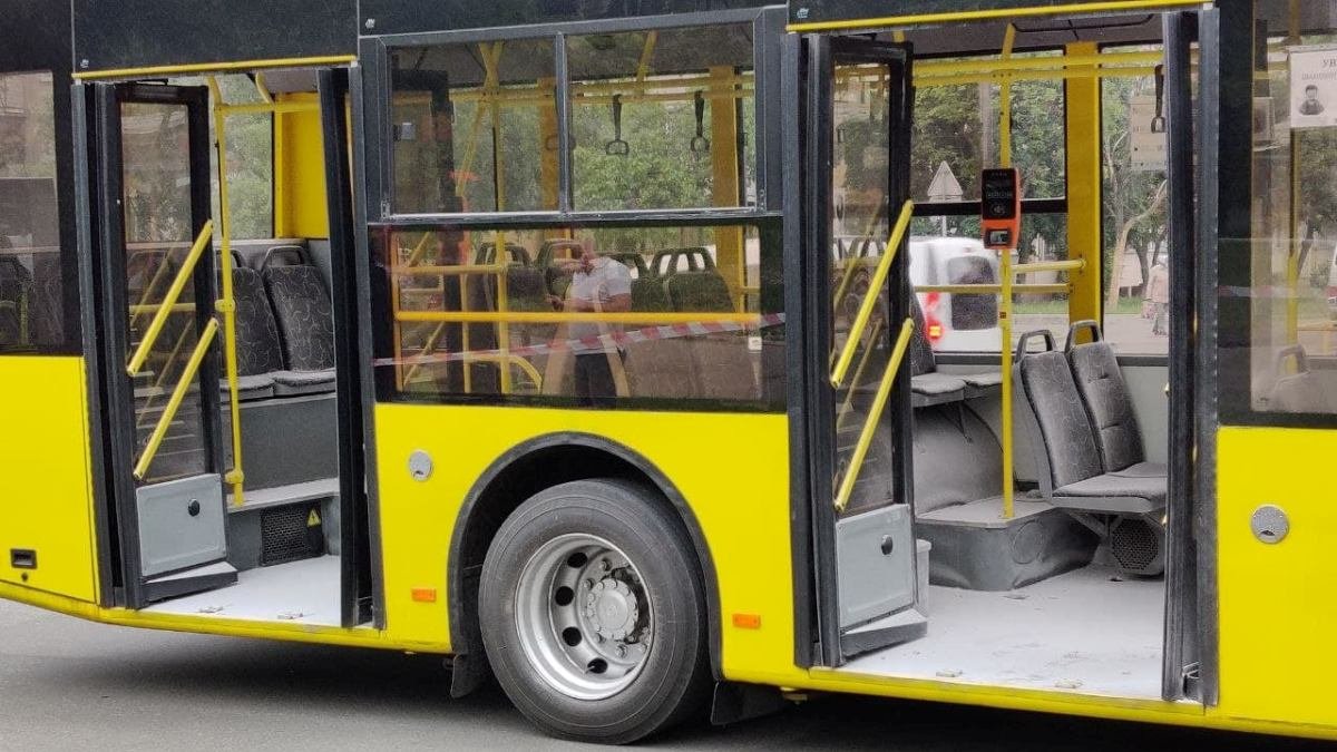 В Киеве в движущийся троллейбус кинули "коктейль Молотова": женщину с ожогами увезли в больницу
