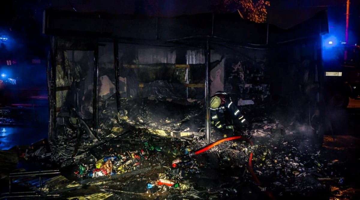В Киеве на Виноградаре ночью сгорел киоск