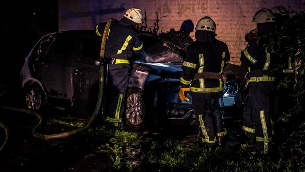 В Киеве на Оболони во дворе жилого дома сгорела машина