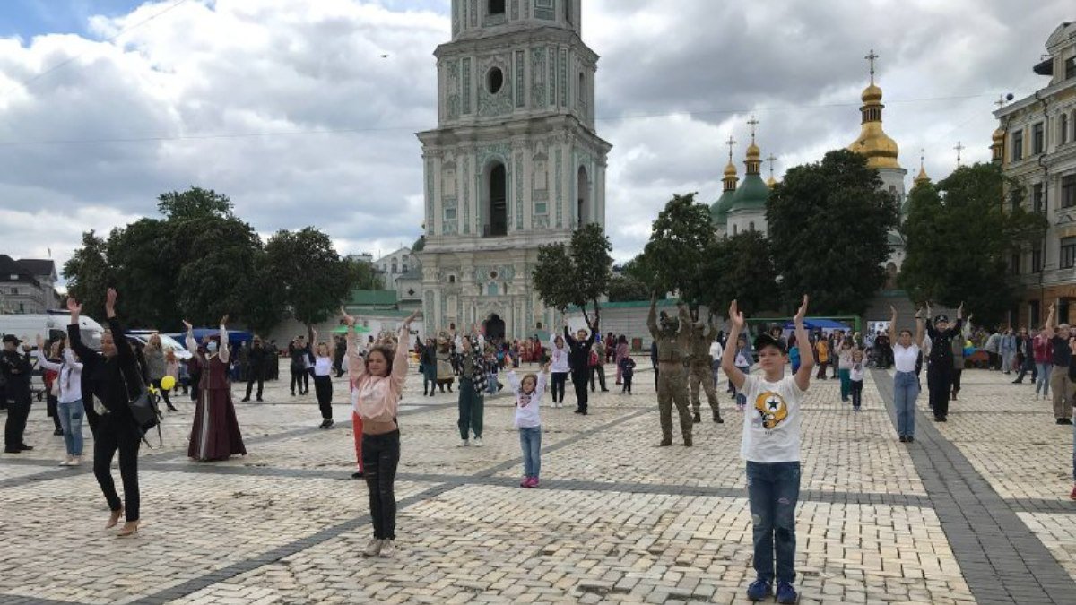 Как в Киеве на Софийской площади копы и спасатели развлекали детей