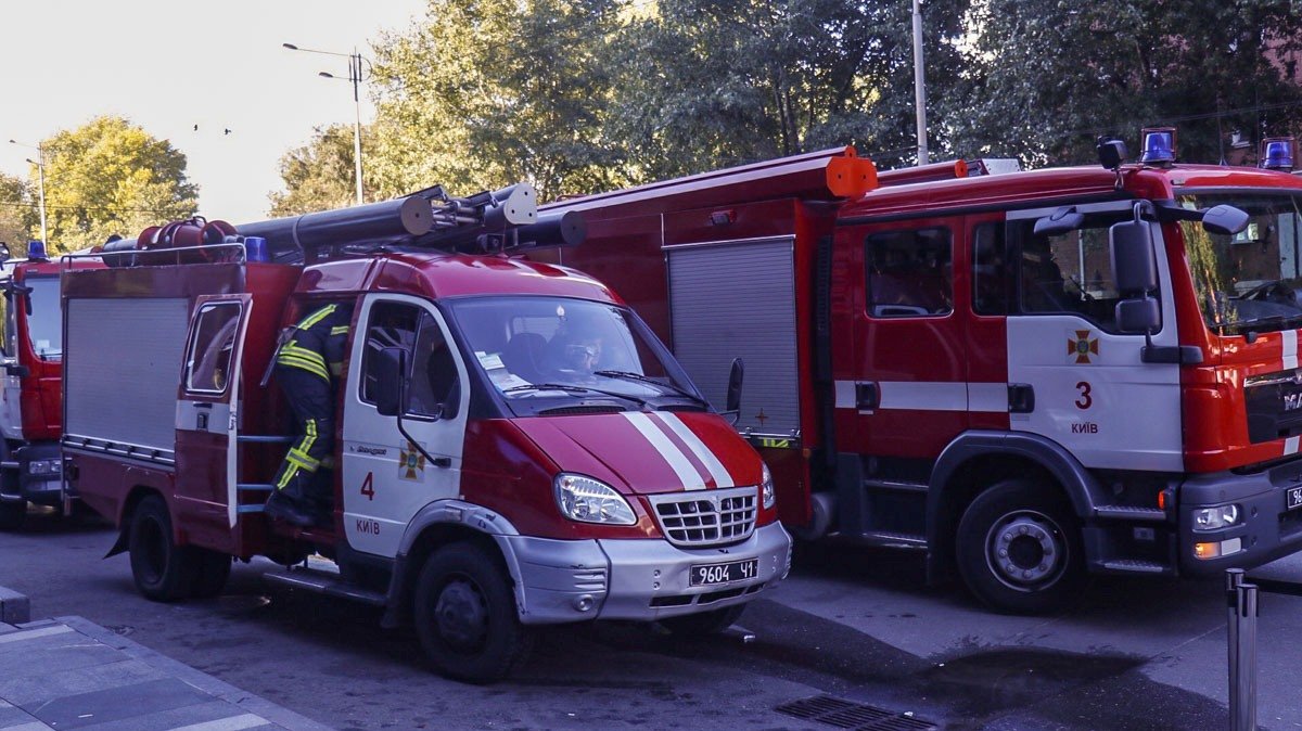 В Киеве во время пожара спасли двоих мужчин