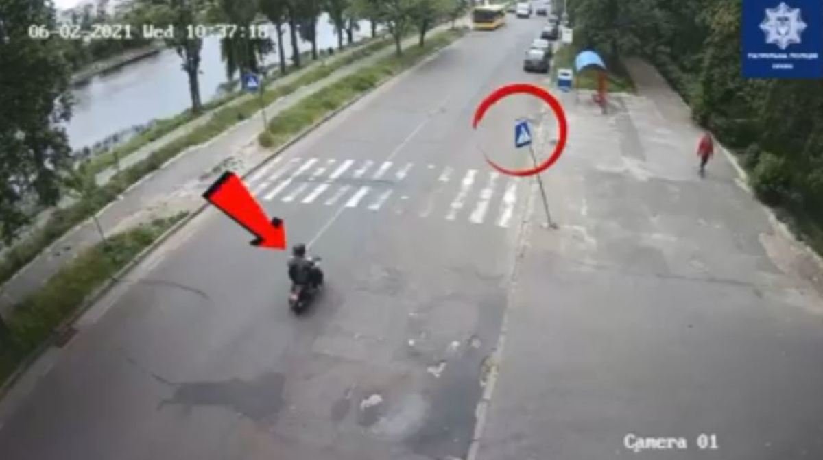 В Киеве на улице Энтузиастов скутерист сбил 85-летнюю женщину, которая выбежала на дорогу в неположенном месте