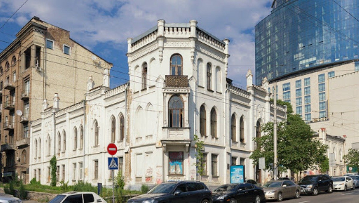 В центре Киева возле отеля Hilton разрушается 150-летняя усадьба