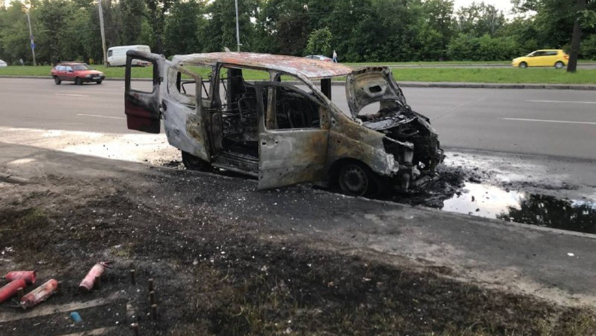 В Киеве на проспекте Победы посреди дороги сгорела машина