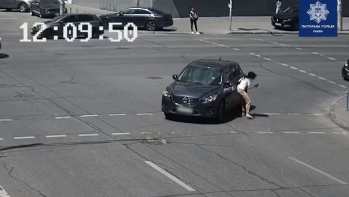 В Киеве Mazda наехала на женщину на пешеходном переходе и скрылась с места: видео момента