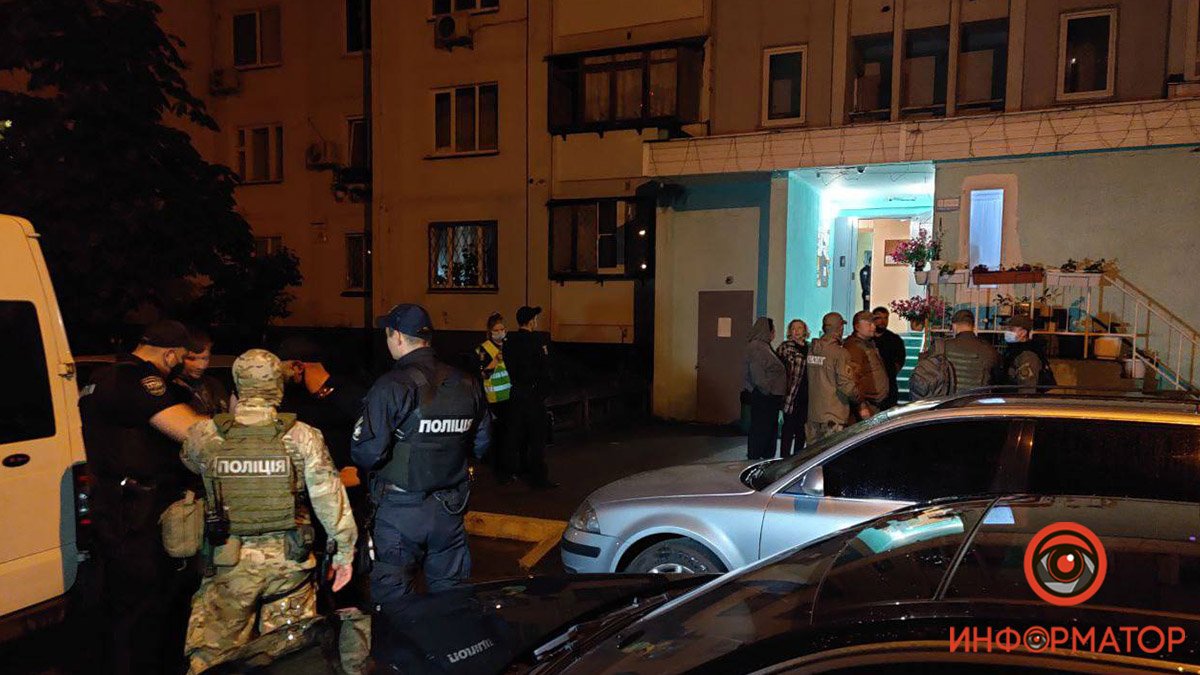 В Киеве грабитель взял в заложники хозяйку квартиры: эксклюзивные кадры с места событий