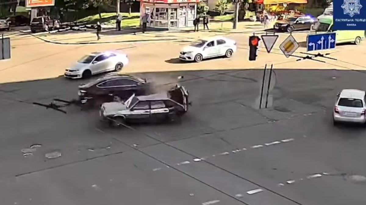 В Киеве во время ДТП от удара из машины вылетел пассажир: видео момента