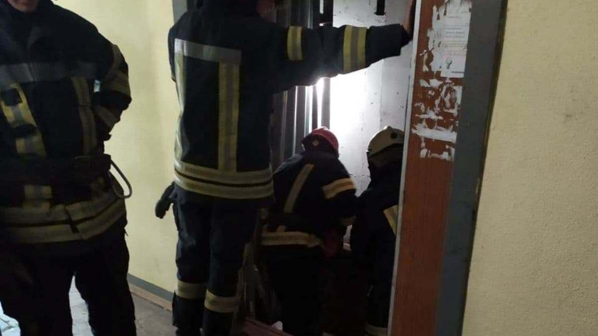 В Киеве из шахты лифта достали тело человека: подробности