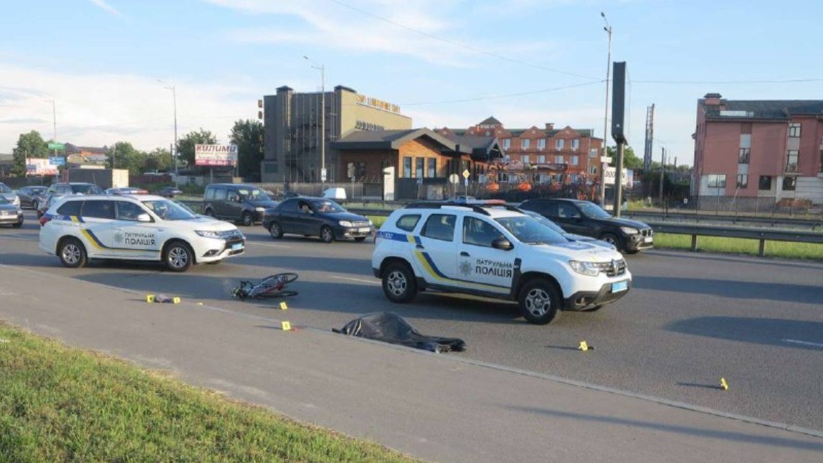 В Киеве из-за пьяного прохожего велосипедист попал под грузовик и погиб на месте
