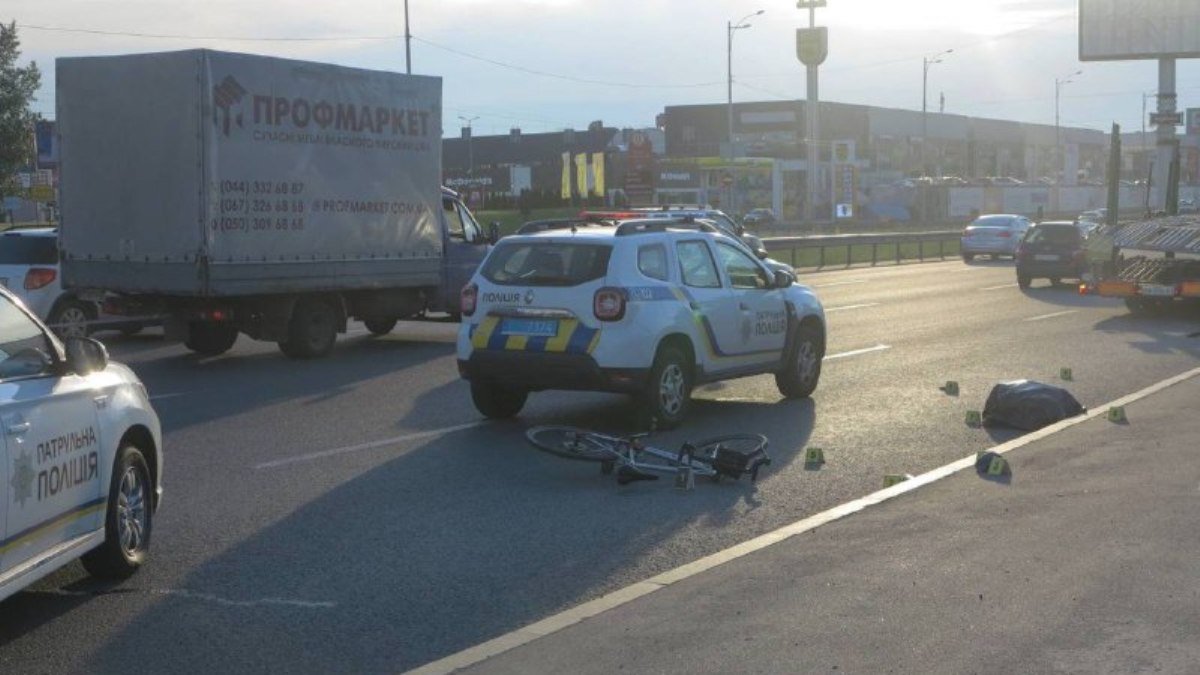 В Киеве из-за пьяного прохожего велосипедист попал под грузовик и погиб на месте: видео момента ДТП