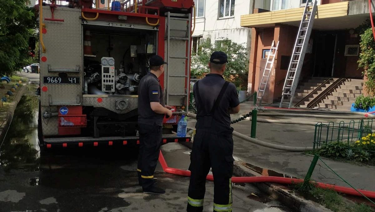 В Киеве из горящей квартиры спасли мужчину, который был без сознания