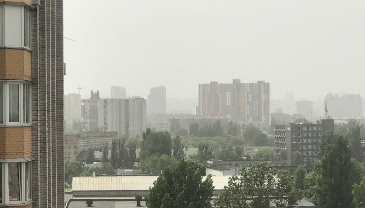 Киев окутала серая пелена: ее видно во всех районах города