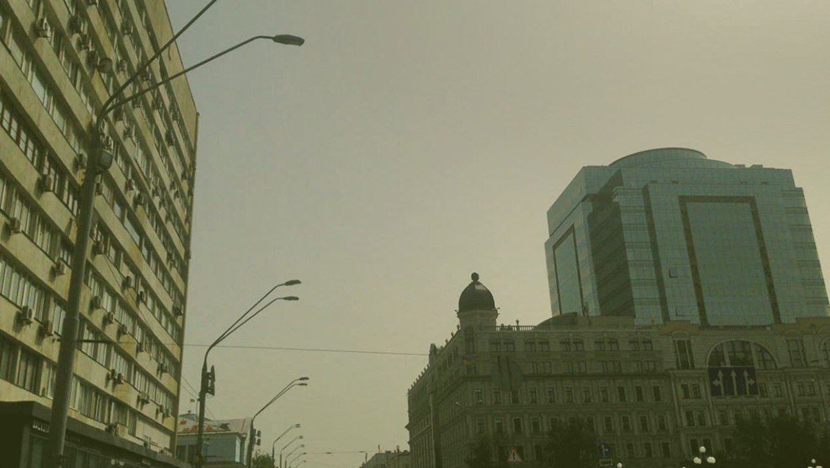 Закрыть окна и не выходить на улицу: Киев продолжает накрывать пыльная буря