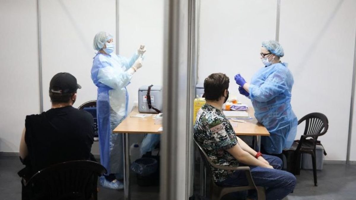 В Киеве на этой неделе Центр вакцинации против COVID-19 в МВЦ будет работать 4 дня