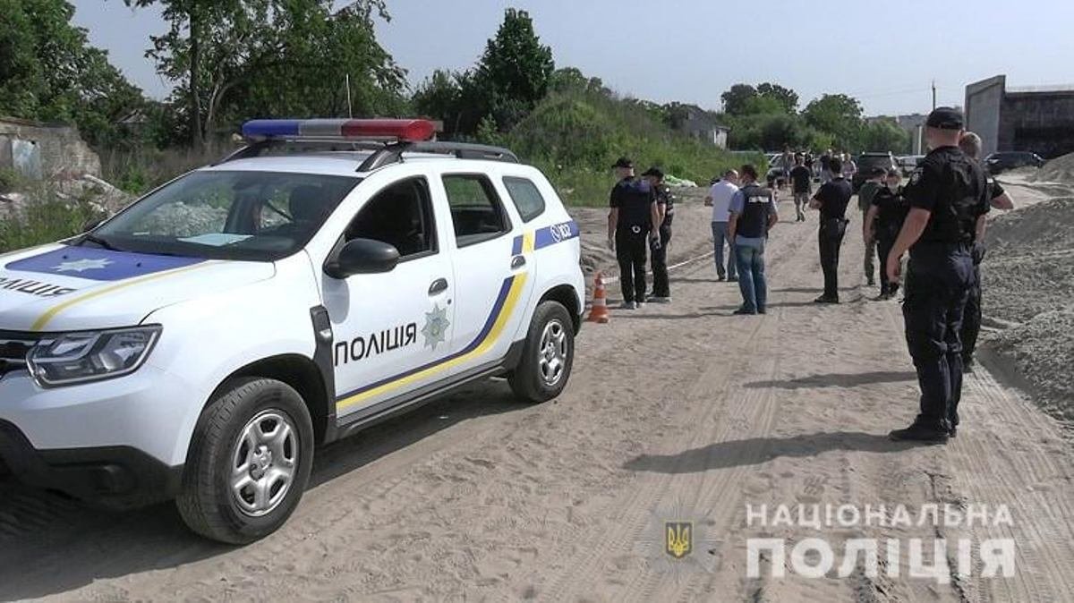 В Киеве зарезали мужчину и зарыли его тело рядом со стройкой