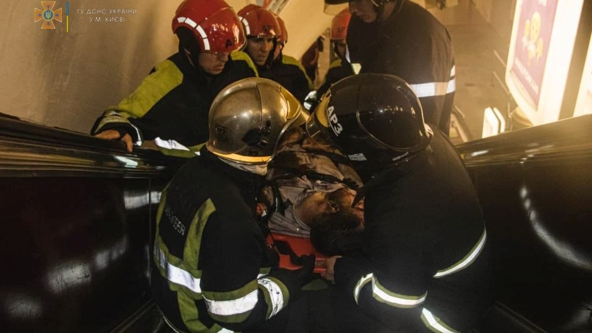 В Киеве на станции "Майдан Незалежності" мужчина упал под поезд метро: подробности и фото с места