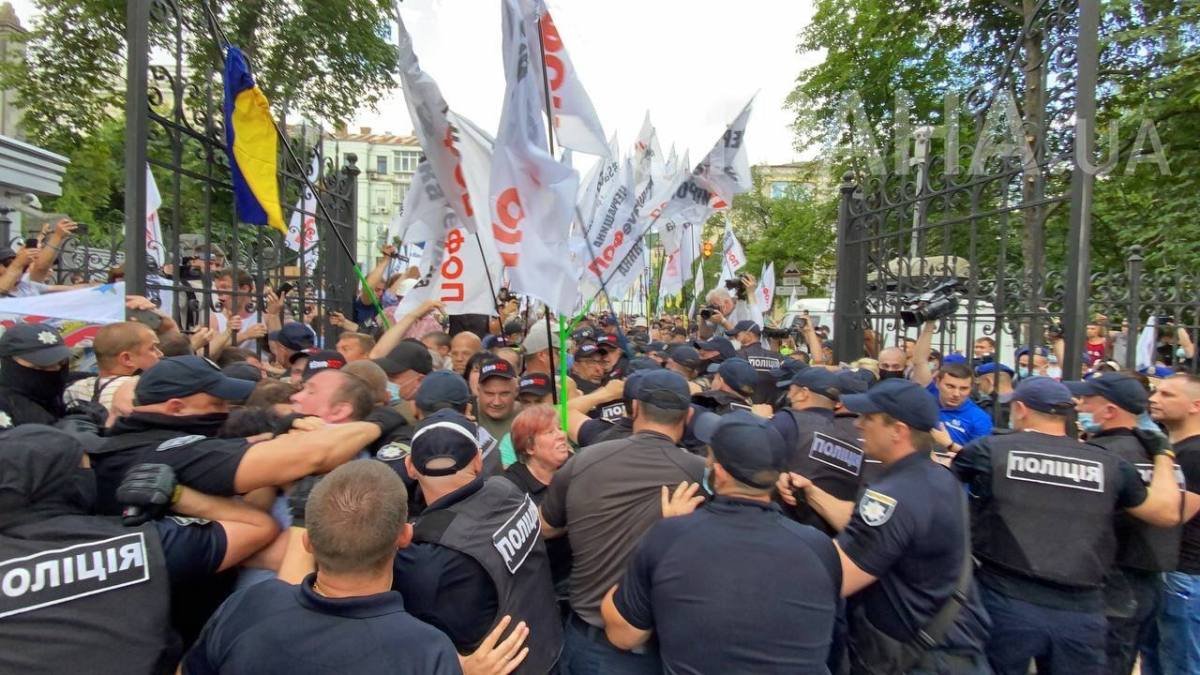 Столкновения митингующих ФОПов и полиции в Киеве: что сейчас происходит в центре