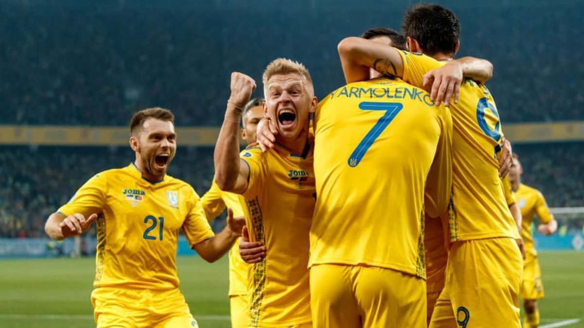 Сборная Украины побеждает Швецию со счетом 2:1: что происходит в Киеве на Спортивной площади