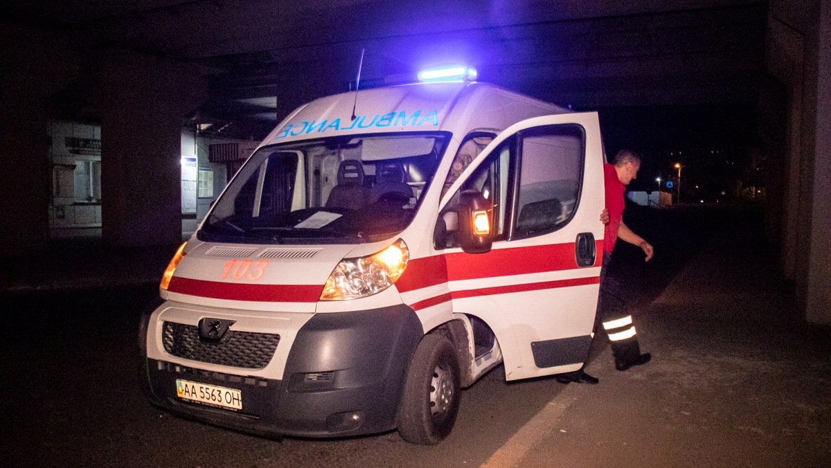 В Киеве мужчина ударил ножом в живот врача скорой помощи