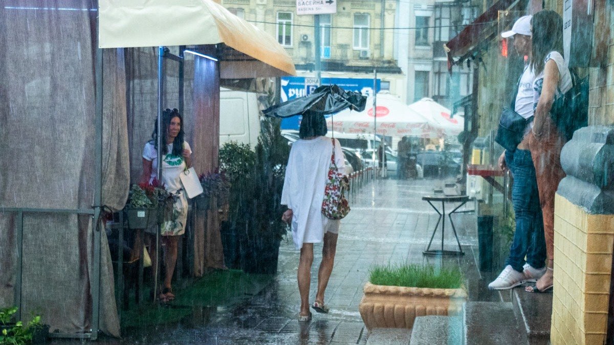 На Киев снова надвигается шквальный ветер, гроза и град: когда ждать непогоду