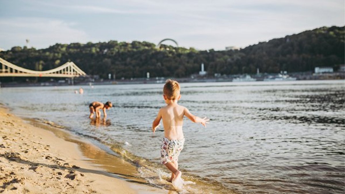 В Киеве не рекомендуют купаться на 4 городских пляжах из-за жары: полный список зон отдыха