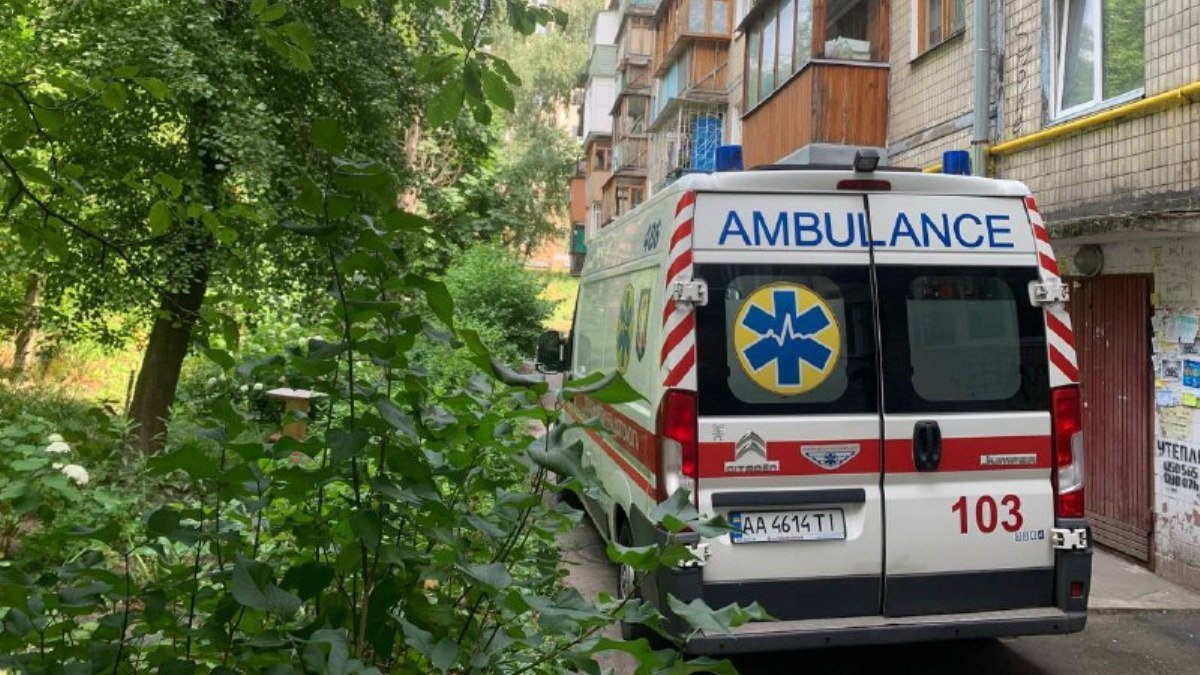 В Киеве на Вацлава Гавела мужчина выпал из окна жилого дома