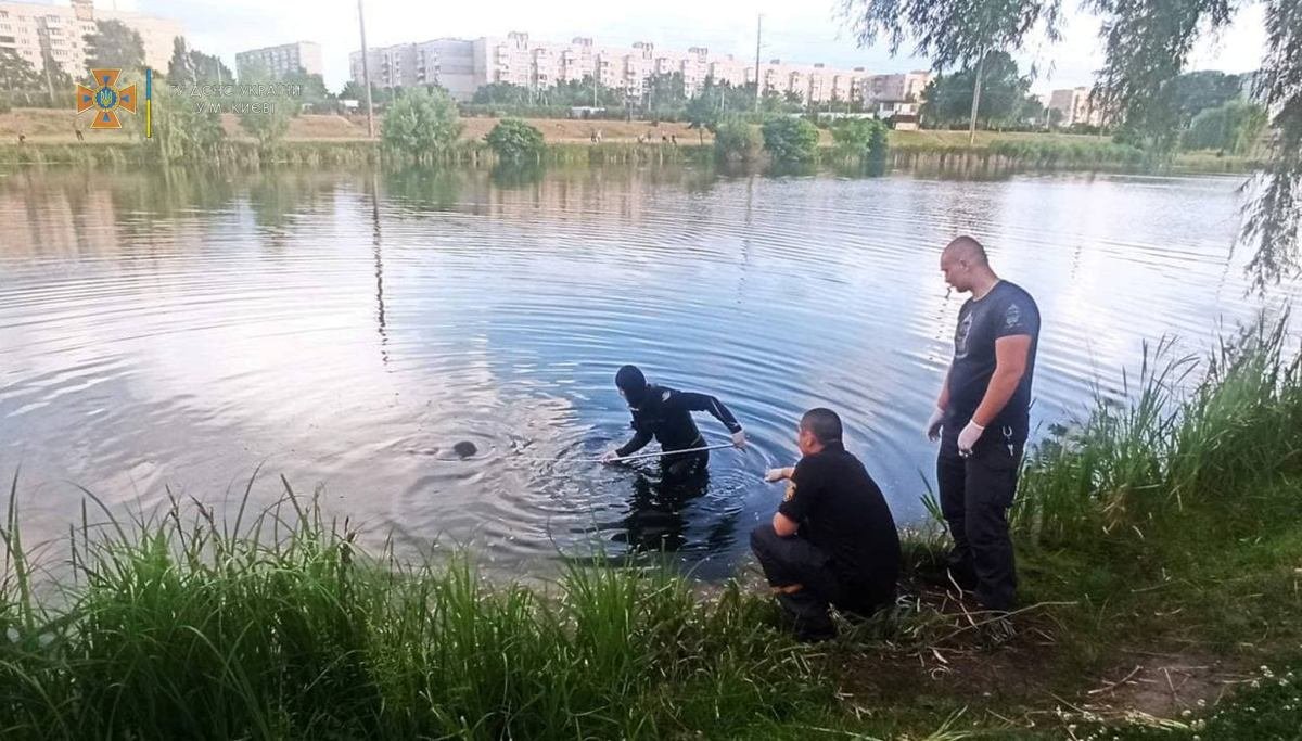 В Киеве спасатели достали тело из озера