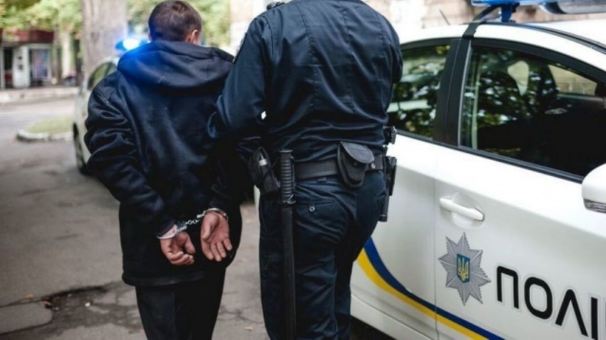 Избивали дубинками, ограбили и вывезли на пустырь: в Киеве будут судить двух полицейских