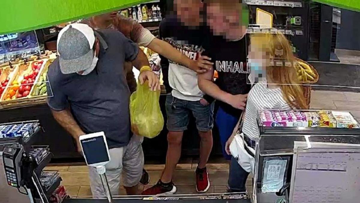 В Киеве парень ударил ножом в живот мужчину, с которым стоял в очереди на кассу супермаркета