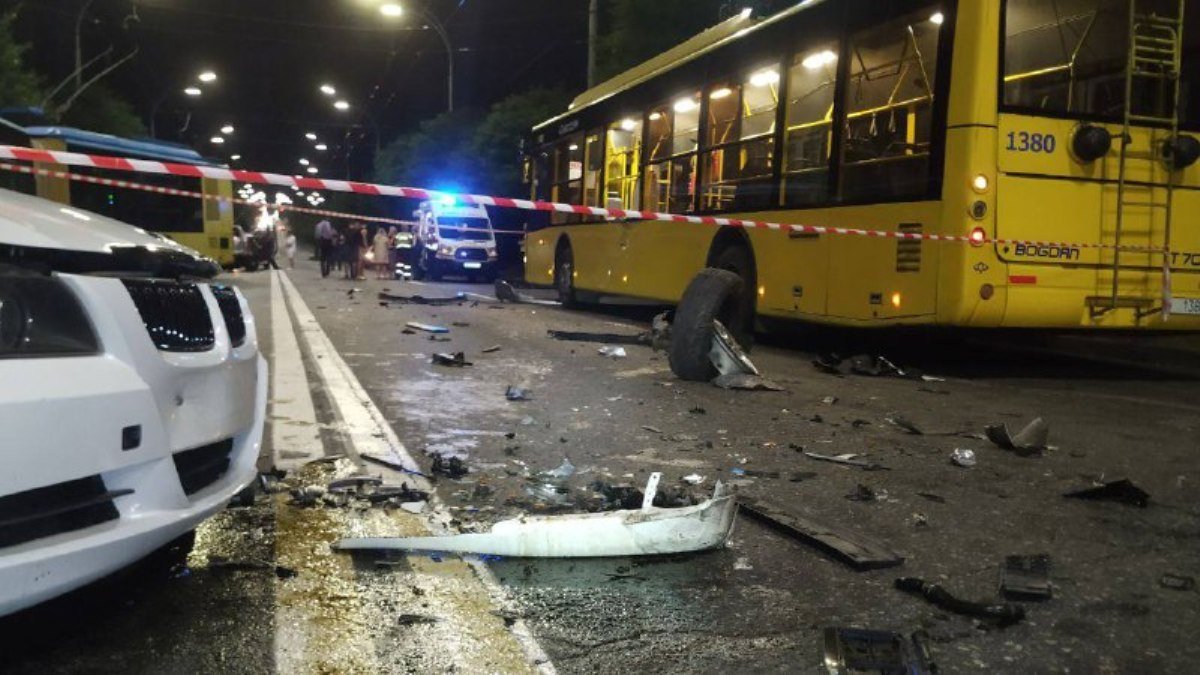 В Киеве на Голосеевском проспекте столкнулись BMW с Honda и задели троллейбус: пострадали три человека