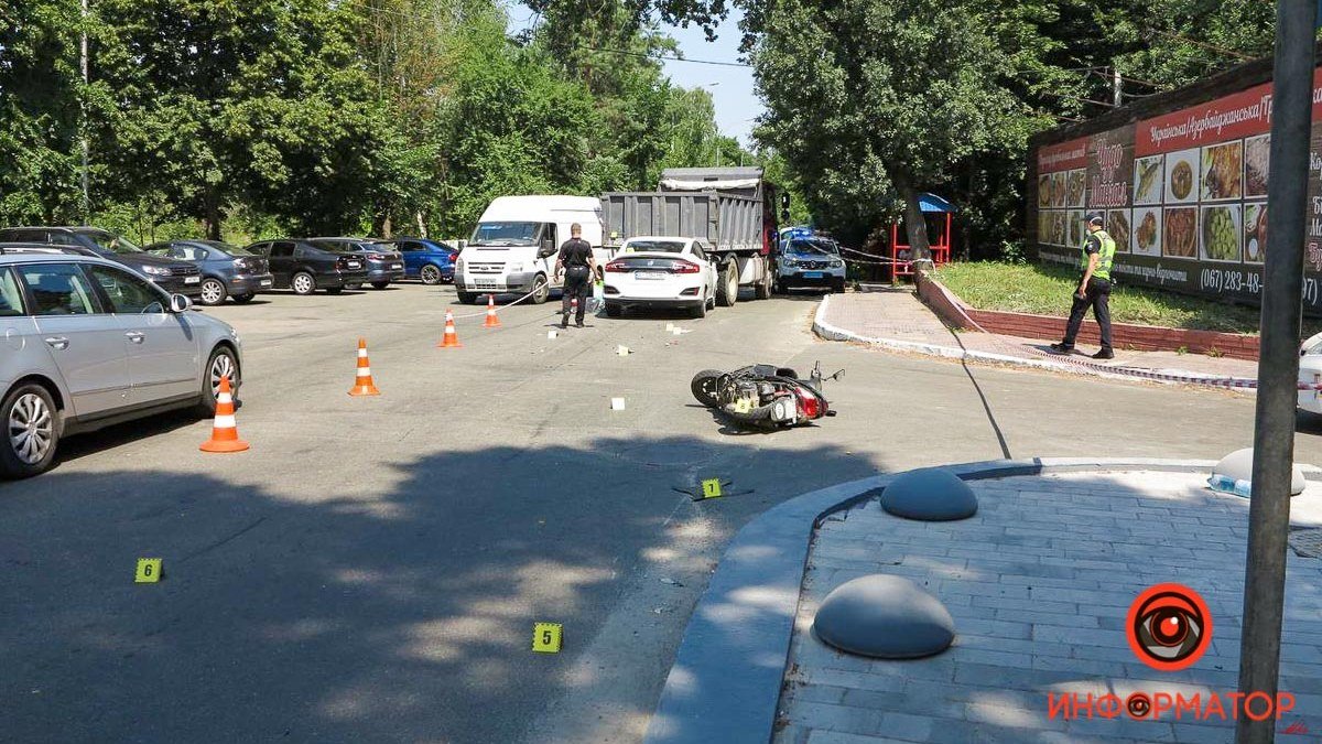 В Киеве пьяный водитель Honda сбил насмерть женщину на мотороллере: её зажало между авто и грузовиком