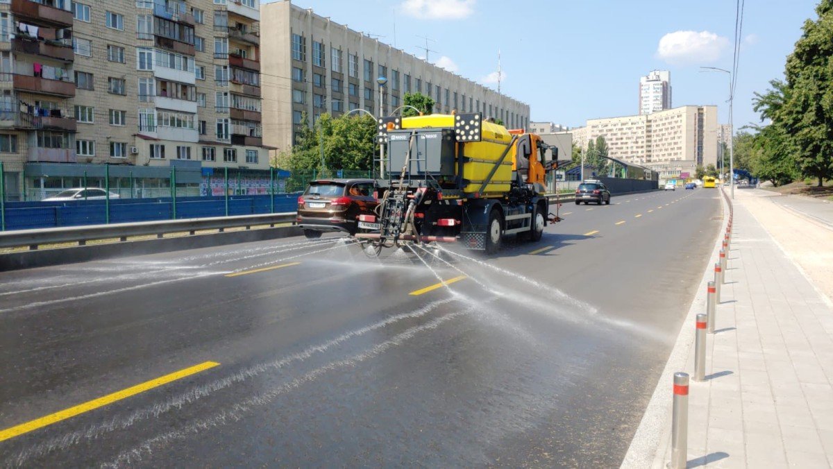В Киеве в усиленном режиме поливают дороги: причина