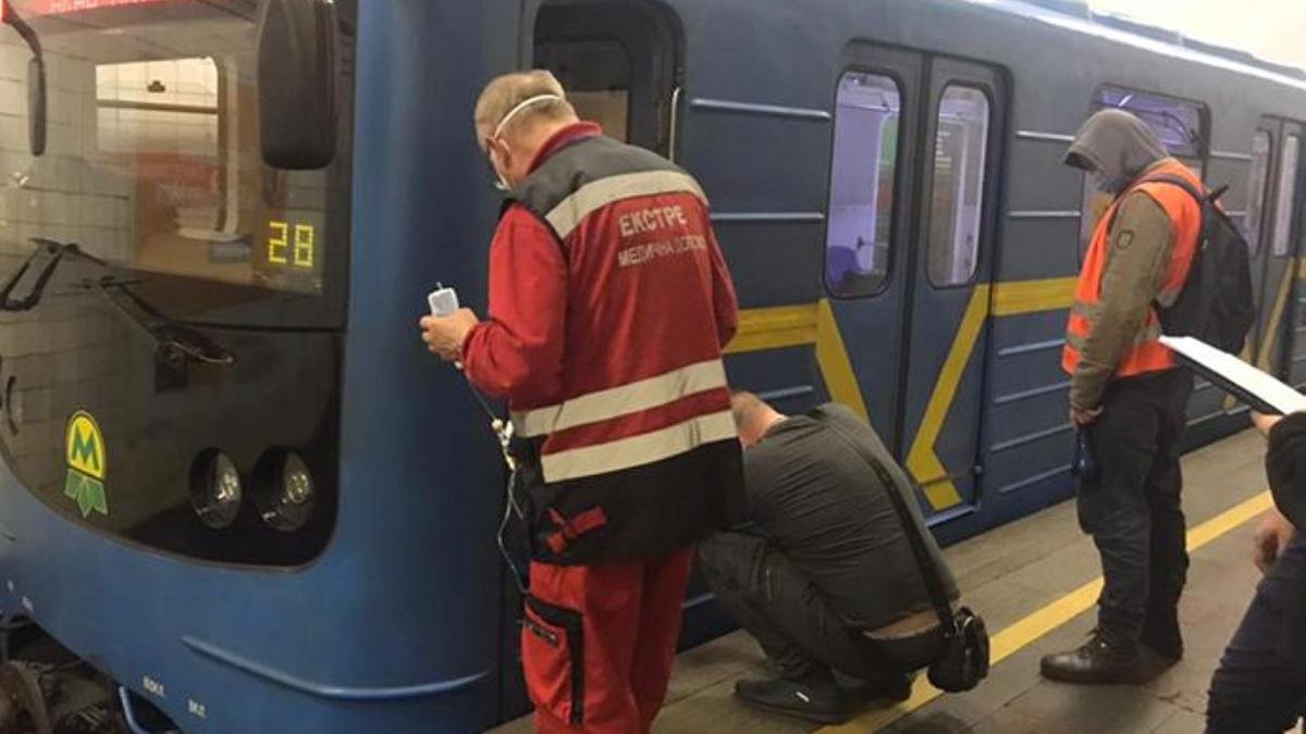 В Киеве под вагоном метро погиб человек: новые подробности трагического случая