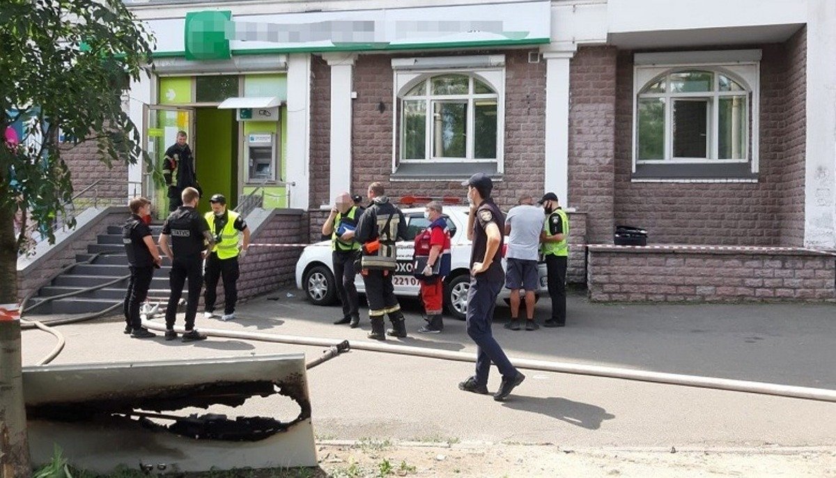 В банке Киеве вооруженная женщина бросила "коктейль Молотова" и требовала деньги: подробности