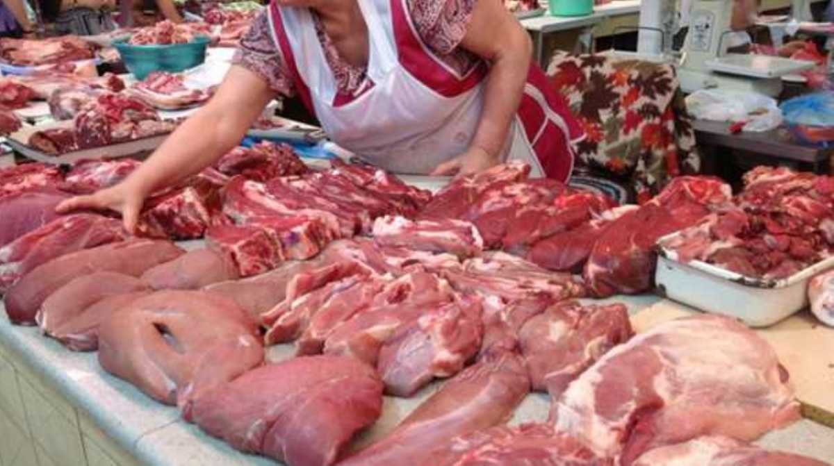 На ярмарках Киева запретили открыто продавать мясо, молоко и рыбу