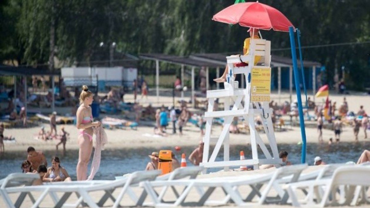 В Киеве продолжает "цвести" вода: на всех пляжах города запрещено купаться