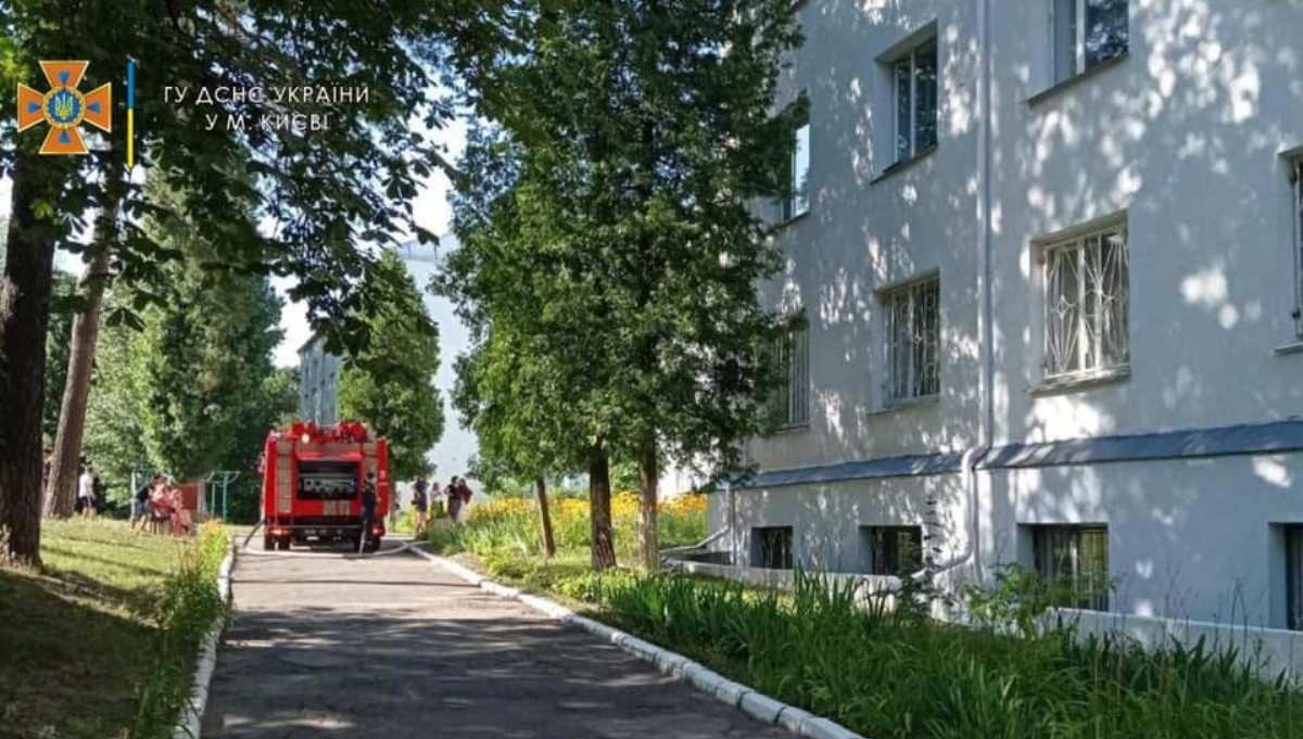 В Киеве во время пожара в общежитии эвакуировали 40 человек