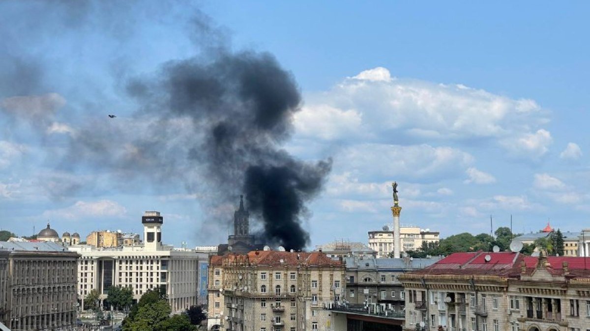 В центре Киева черный дым валит столбом: что горит на Майдане