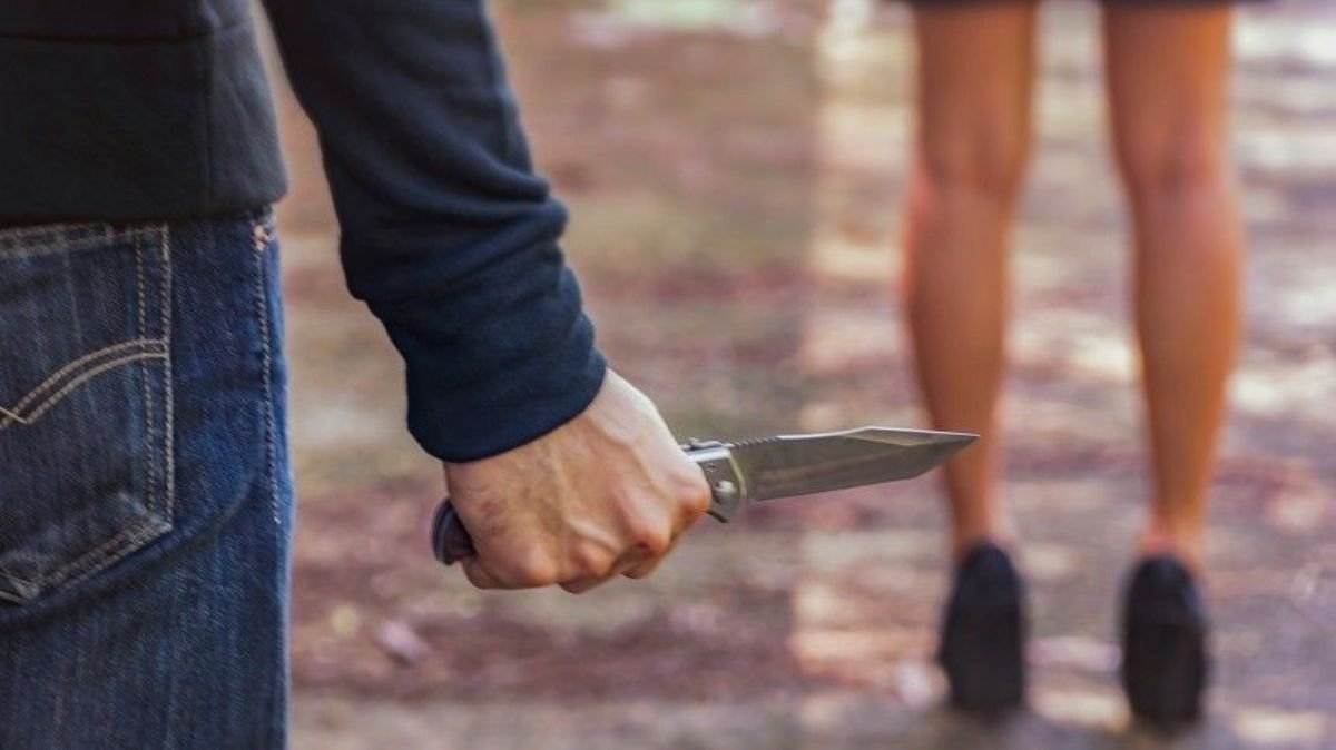 В Киеве 22-летний парень с ножом изнасиловал женщину и отобрал у нее 250 гривен